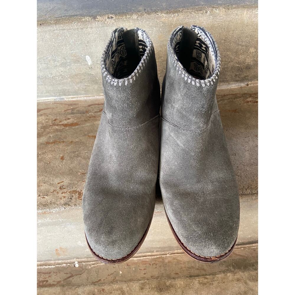Tom’s olive green suede ankle boots with block heel and back zip entry - Picture 4 of 9